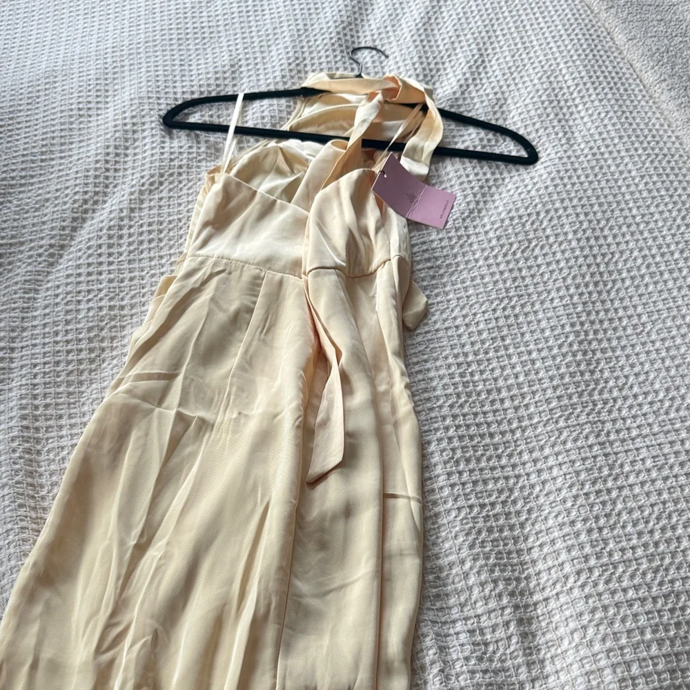 Elegant Cream Halter Dress - Picture 4 of 4